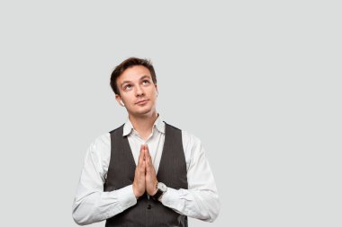 Beyaz gömlekli, gri yelekli, genç, yakışıklı bir adam. El ele tutuşup, temyize gidiyor..