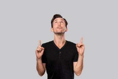 Siyah tişörtlü gülümseyen adam parmağını havaya kaldırdı..