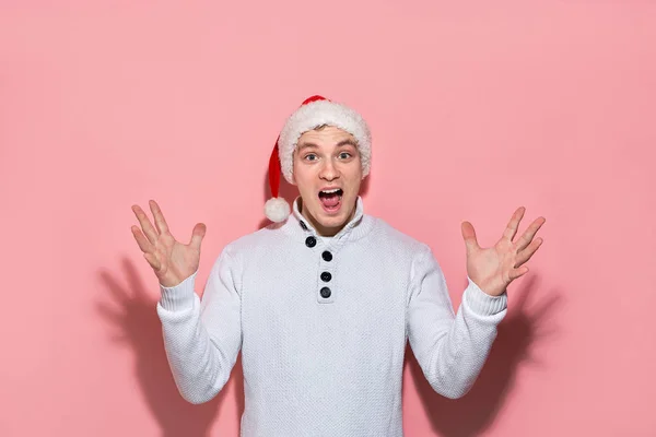 Homem de camisola branca e chapéu vermelho de Papai Noel está muito animado para comemorar o Natal e Ano Novo . — Fotografia de Stock