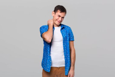 Kararsız bir adamın boynu okşaması şüpheli duygular ifade ediyor.