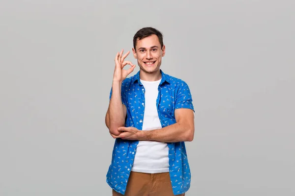 Hombre guapo mostrando signo OK con dos manos sonriendo mirando a la cámara —  Fotos de Stock