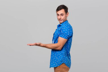 Reklam için fotokopi alanı olan yakışıklı bir adam.