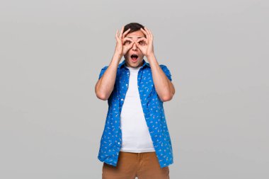 Gözlerini açık tutmaya çalışan yakışıklı bir adam. Dikkat et!.