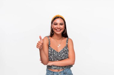 Güzel bir Afro-Amerikan genci başparmağını gösteriyor.