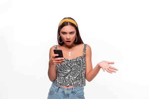 Adolescente bastante afro-americano chocado olhando para a tela de um smartphone . — Fotografia de Stock