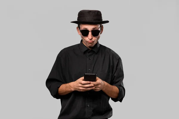 Retrato de un hombre revisando el teléfono inteligente para las notificaciones — Foto de Stock