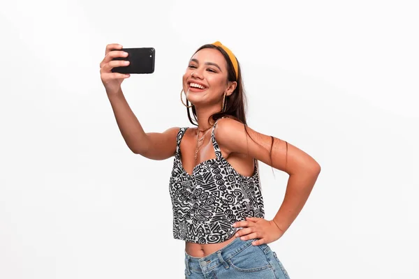 Bastante afroamericano adolescente haciendo selfie con un teléfono inteligente . —  Fotos de Stock