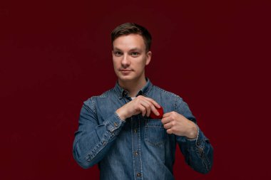 Genç adam nişan yüzüğünün olduğu kutuyu bir gömleğin cebinde saklıyor..