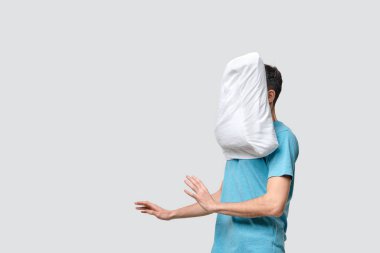 Uçan beyaz yastık mavi tişörtlü güzel esmer adama çarpıyor..