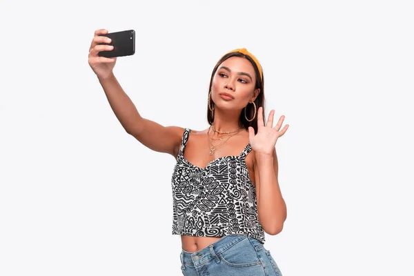 Ziemlich afrikanisch-amerikanischer Teenager macht Selfie mit einem Smartphone. — Stockfoto