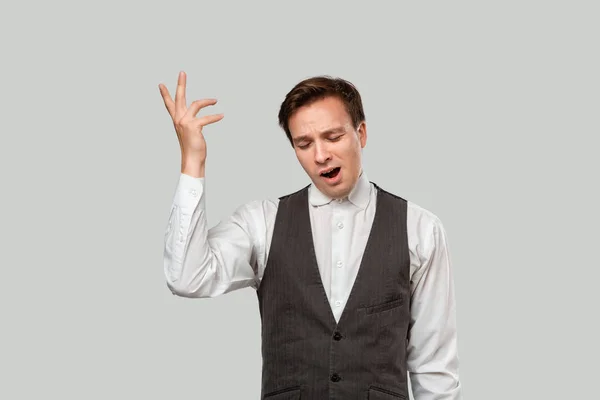 Joven hombre de negocios con camisa blanca y chaleco gris expresando un gesto que no sabe responder . — Foto de Stock