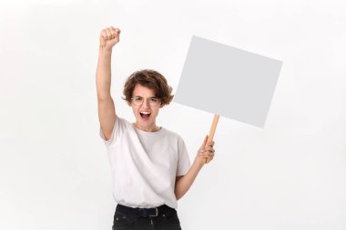 Endişeli kadın protestocu elinde fotokopi aletiyle boş tabela tutuyor.