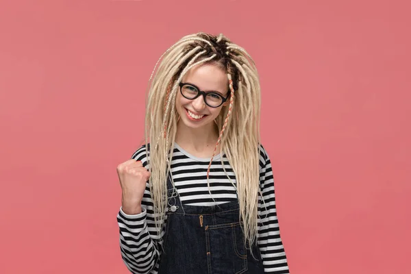 Lucky young girl with long dreads showing gesture of success — ストック写真