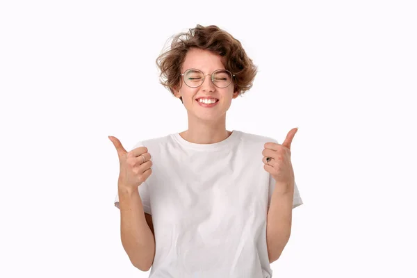 Mooie glimlachende vrouw in wit shirt en bril die duim omhoog houdt om waardering uit te drukken — Stockfoto