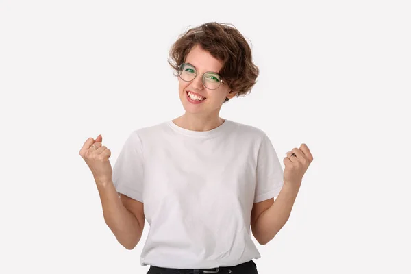 Retrato de una mujer que sonríe con éxito en una camisa blanca y ojos sobre fondo blanco. — Foto de Stock