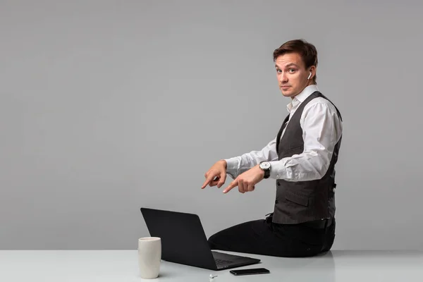 Empresario Una Camiseta Blanca Chaleco Gris Sentado Una Mesa Blanca — Foto de Stock