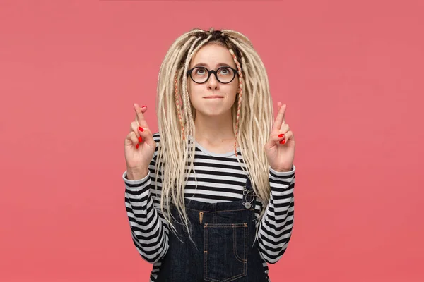 Portrait Young Girl Long Dreads Standing Pink Background Holding Fingers — ストック写真