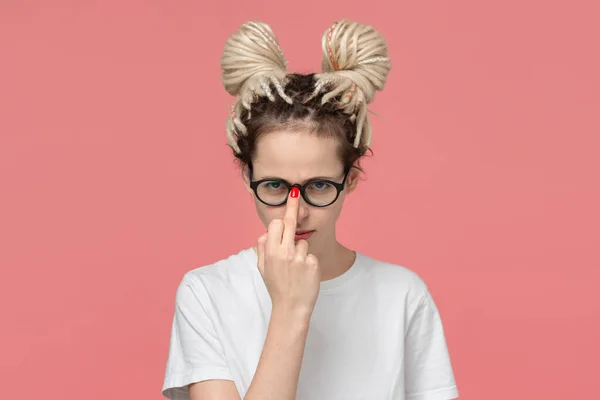 Young Beautiful Girl Dreads White Shirt Glasses Showing Middle Finger — ストック写真