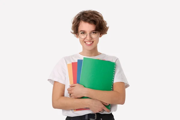 Улыбающаяся Молодая Студентка Белой Рубашке Очках Красочными Папками Белом Фоне — стоковое фото