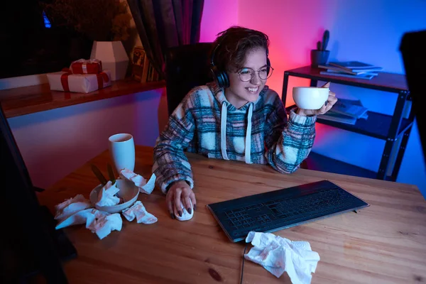 Mujer Joven Sonriente Con Anteojos Auriculares Inalámbricos Viendo Video Una —  Fotos de Stock