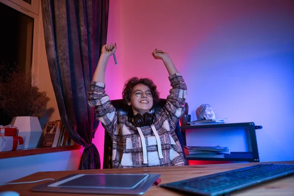 Podekscytowany Cyfrowy Projektant Podnosi Ręce Aby Wyrazić Gest Sukcesu Trzymając — Zdjęcie stockowe
