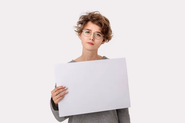 Mulher Jovem Preocupada Com Óculos Segurando Placa Papel Vazia Branco — Fotografia de Stock