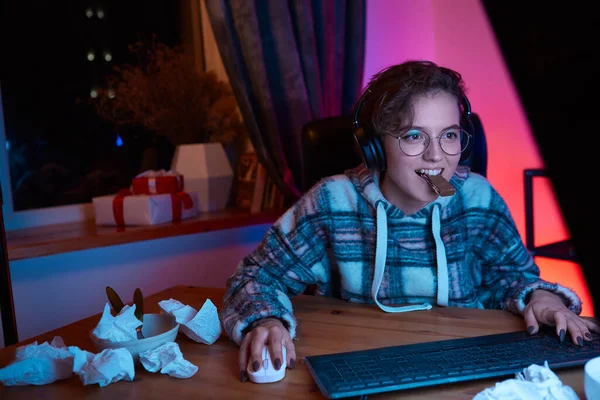 Mujer Bastante Joven Con Anteojos Auriculares Inalámbricos Trabajan Computadora Comer —  Fotos de Stock