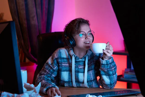 Mujer Joven Sonriente Con Anteojos Auriculares Inalámbricos Viendo Video Una —  Fotos de Stock