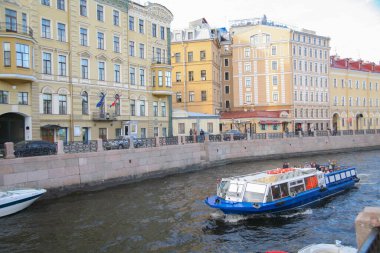 St. Petersburg kanalları ve nehirleri boyunca tekne gezisi