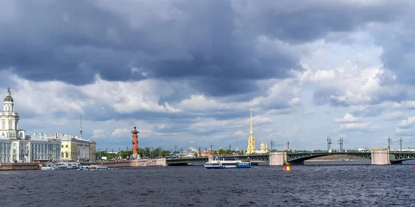 Hráz Neva River.Saint Petersburg — Stock fotografie