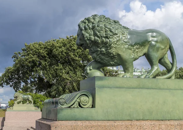 San Petersburgo. El león en el banquillo de Neva —  Fotos de Stock