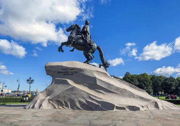 Cavalier de bronze. Monument à Pierre le Grand sur la place du Sénat à Saint-Pétersbourg — Photo