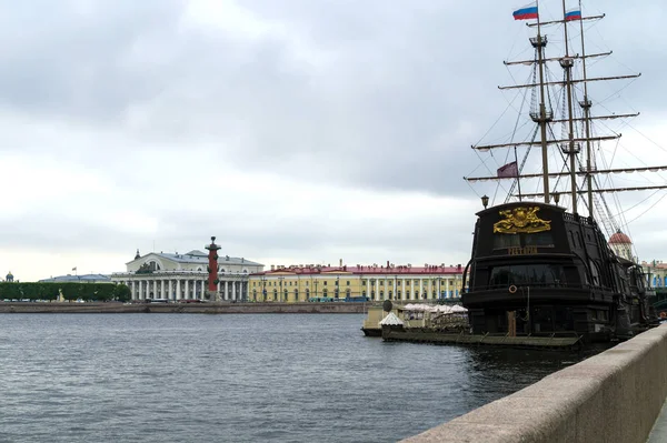 Sailing vessel "Flying Dutchman". St. Petersburg — Stock Photo, Image