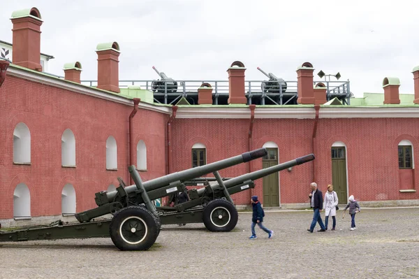 Cañones de artillería cerca del bastión Naryshkin de Peter y Paul Fortress, San Petersburgo, Rusia — Foto de Stock