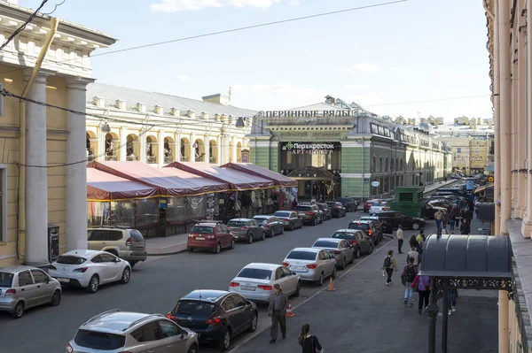 Shopping komplex ”Perinnye ryady”. St. Petersburg — Stockfoto
