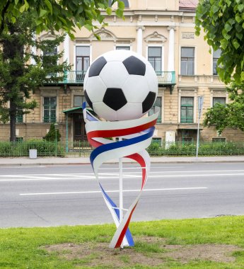 Şehrin bir üç renkli ve bir top şeklinde tasarımları ile dekorasyon. St. Petersburg 18.06.2017