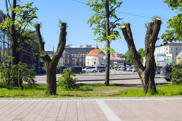 Виборг. Ресторан у круглі вежі, на площі ринок — стокове фото