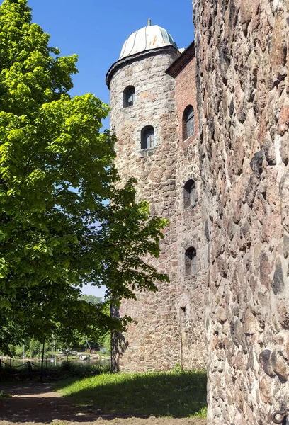 De muren van het kasteel van Vyborg. De toren van de Rai. Vyborg — Stockfoto