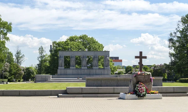 Memorial em honra dos Leningraders que morreram durante o cerco de Leningrado, no Cemitério Seraphim. São Petersburgo — Fotografia de Stock