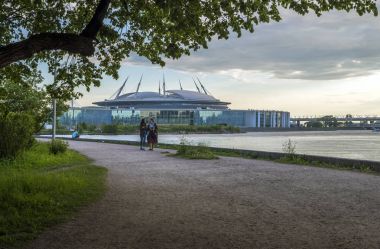 Elagin Adası ok biçiminden günbatımında görüntüleyin. St. Petersburg
