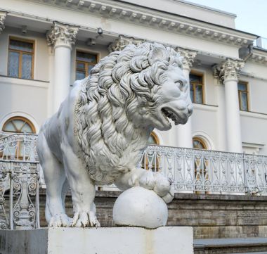 Aslan Elagin Sarayı'nın eteklerinde. St. Petersburg