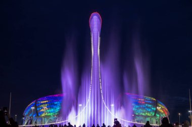 Olimpiyat meşalesinin kase hafif bir çeşme. Rusya. Sochi. Olympic Park.