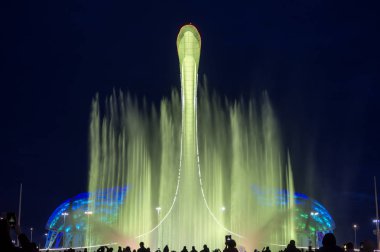 Olimpiyat meşalesinin kase hafif bir çeşme. Rusya. Sochi. Olympic Park.