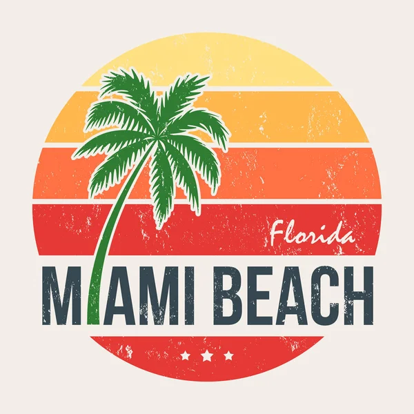 Miami Beach Florida stampa tee con palma. T-shirt design, grafica, timbro, etichetta, tipografia. — Vettoriale Stock