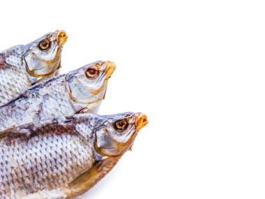 Üç kurutulmuş balıklar beyaz izole tuzlu