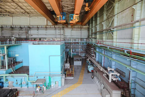 Power generatoren machines hall met kranen en werknemers — Stockfoto