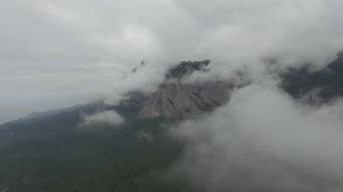 Crimea dağlar bulutlar