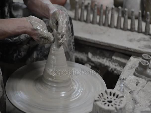 Tay potter çalışan — Stok video