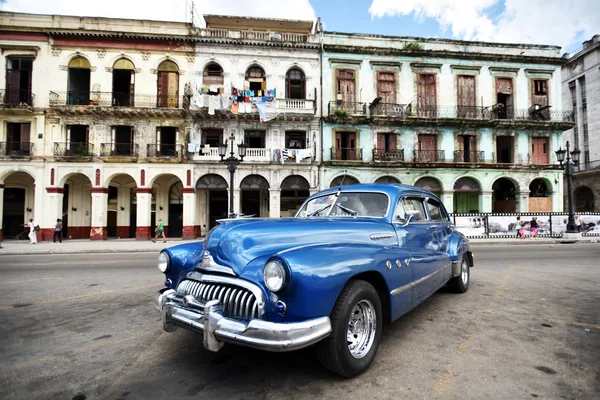 Blauw retro auto in centrale plein van Havana — Stockfoto