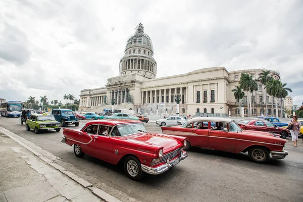 Retro auto's in Havana — Stockfoto